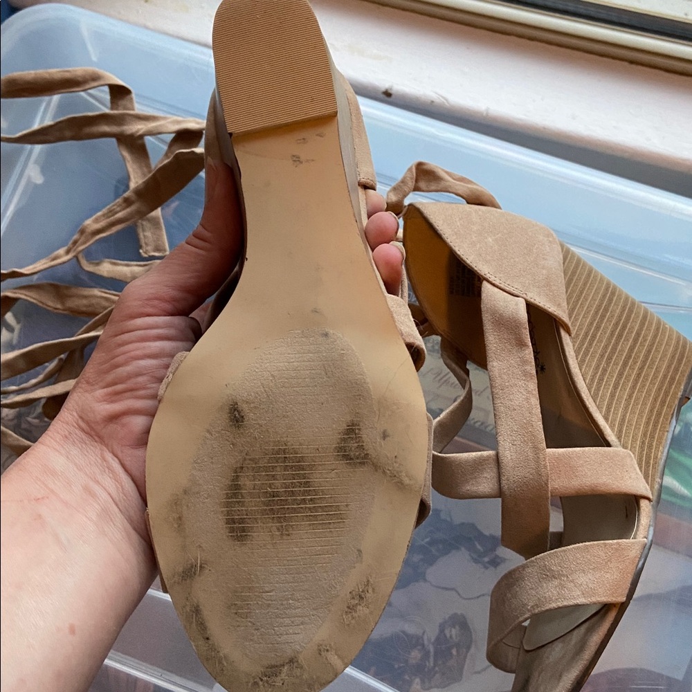 Cute wedge wrap arounds - Picture 7 of 7